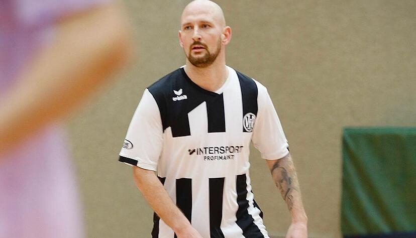 Neues Jahr, neue Frisur &ndash; neues Gl&uuml;ck? Trainer Manuel Fischer pr&auml;sentiert sich beim &Uuml;30-Erfolg seines VfR Heilbronn in Neuenstadt optisch kampfbereit.