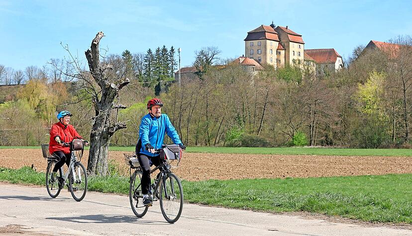 Der Kocher-Jagst-Radweg am Schloss Heuchlingen in Bad Friedrichshall ist bei Touristen beliebt. Doch auch Einheimische nutzen den Rundweg, um sich sportlich zu betätigen oder um an einer der Bänke die Seele baumeln zu lassen. Der Kocher-Jagst-Radweg am Schloss Heuchlingen in Bad Friedrichshall ist bei Touristen beliebt. Doch auch Einheimische nutzen den Rundweg, um sich sportlich zu betätigen oder um an einer der Bänke die Seele baumeln zu lassen.