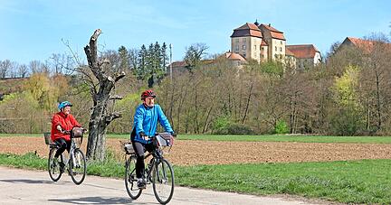 Der Kocher-Jagst-Radweg am Schloss Heuchlingen in Bad Friedrichshall ist bei Touristen beliebt. Doch auch Einheimische nutzen den Rundweg, um sich sportlich zu betätigen oder um an einer der Bänke die Seele baumeln zu lassen.
Foto: Ralf Seidel