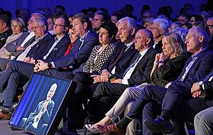 Der Saal in der Kreissparkasse war voll. In den vorderen Reihe sitzt SPD-Prominenz, Abgeordnete, Bürgermeister und Unternehmer.