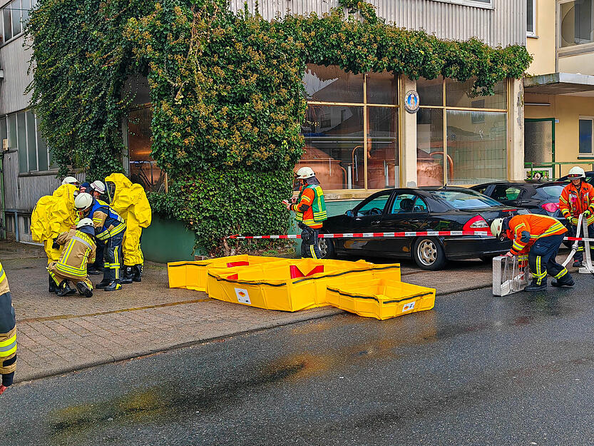 Die Einsatzkr&auml;fte r&uuml;sten sich mit gelben Schutzanz&uuml;gen aus.