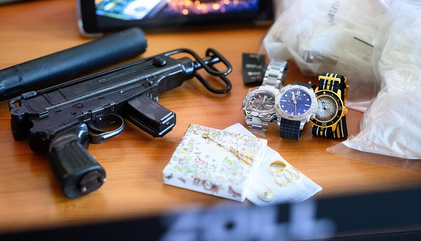 Waffen, Drogen, Luxusuhren - der Zoll wird bei Verbrecherbanden immer wieder f&uuml;ndig.