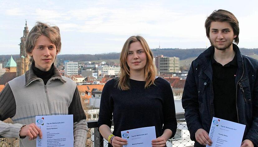 Gl&uuml;ckliche Gewinner, kluge K&ouml;pfchen: Daniel Nemtsov, Melanie Poymann, Timothy Stefan (von links) bei der Siegerehrung auf der Experimenta. Foto: Katharina Loch