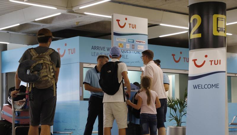 Passagiere vor dsm TUI Service Desk am Flughafen Palma de Mallorca Schlange.