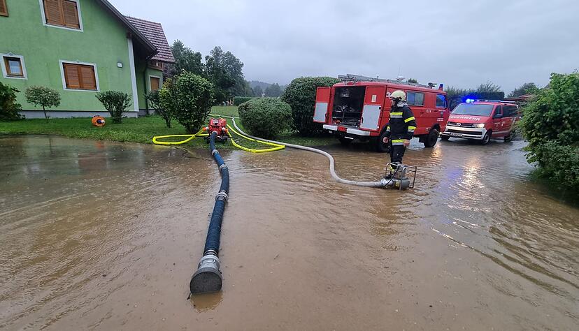 Nach starken Regenfällen ist die Feuerwehr im Bezirk Deutschlandsberg in Österreich im Einsatz. Nach starken Regenfällen ist die Feuerwehr im Bezirk Deutschlandsberg in Österreich im Einsatz.