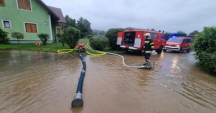 Nach starken Regenfällen ist die Feuerwehr im Bezirk Deutschlandsberg in Österreich im Einsatz.