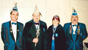 Salvatore Marzano (rechts) und Jürgen Bayer (links) mit ihren Tollitäten „Nicole I vom dunklen Donner“ und „Ralf I vom hellen Blitz“.
Foto: Agentur Kochertal Salvatore Marzano (rechts) und Jürgen Bayer (links) mit ihren Tollitäten „Nicole I vom dunklen Donner“ und „Ralf I vom hellen Blitz“.
Foto: Agentur Kochertal