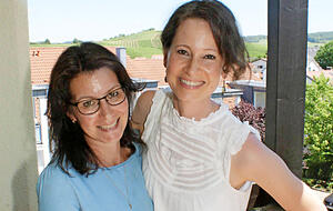 Dieselben Frauen in zivilem Outfit. Ihre Erlebnisse als Clowns hat Spr&ouml;hnle im Buch "Zwischen Himmel und K&uuml;hlakkus" verarbeitet. Foto: Friese