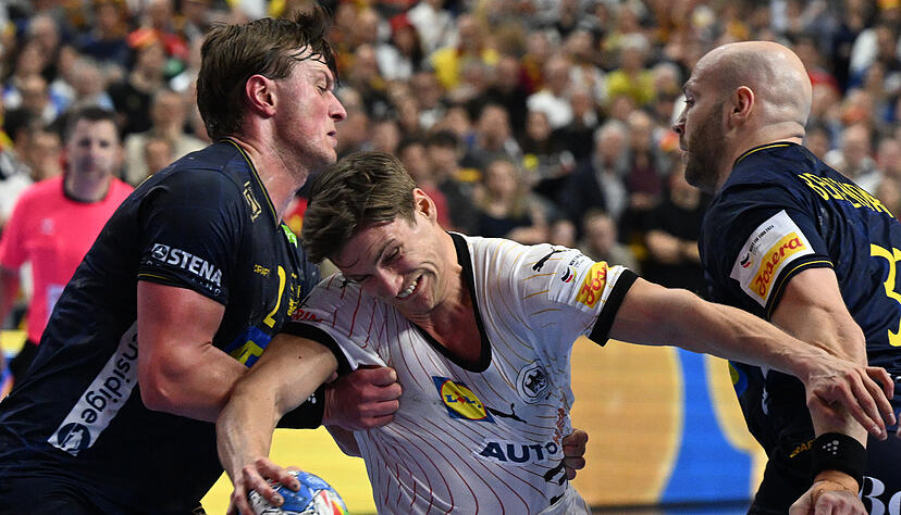 Beim Spiel um Platz drei sind die deutschen Handballer nicht erfolgreich. Schweden setzt sich im Spiel durch. Der deutsche Spieler Rune Dahmke (Mitte) hatte es in der Aktion gegen Schwedens Jonathan Carlsbogard (links) und Oscar Bergendahl schwer.