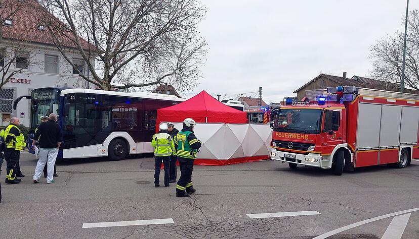 Bei einem Unfall mit einem Bus ist in Asperg eine Fußgängerin gestorben.