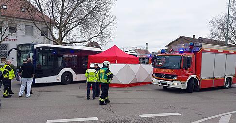 Bei einem Unfall mit einem Bus ist in Asperg eine Fußgängerin gestorben.