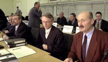 Reiner Pilz (r) bei Prozessbeginn im M&auml;rz 2000 im th&uuml;ringischen M&uuml;hlhausen.