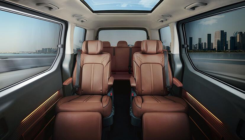 Voll auf Luxus: Wer vom Hyundai Staria die siebensitzige Variante ordert, kann sich im Fond auf zwei aufwendigen Einzelsitzen entspannen. Voll auf Luxus: Wer vom Hyundai Staria die siebensitzige Variante ordert, kann sich im Fond auf zwei aufwendigen Einzelsitzen entspannen.