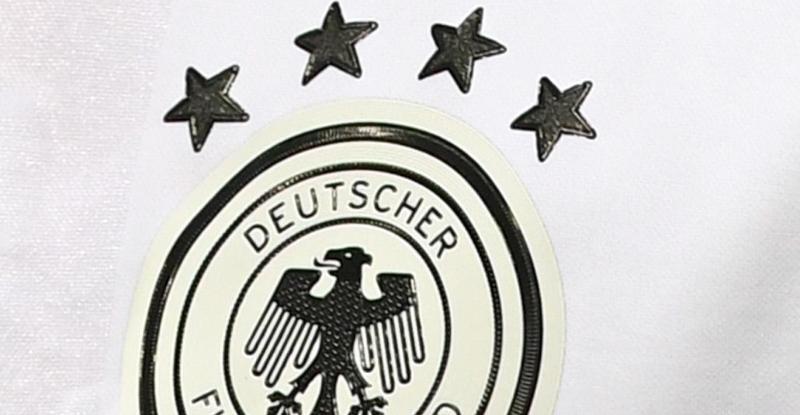 Emblem auf den Trikots der deutschen Fußball-Nationalmannschaft. Foto: Federico Gambarini
