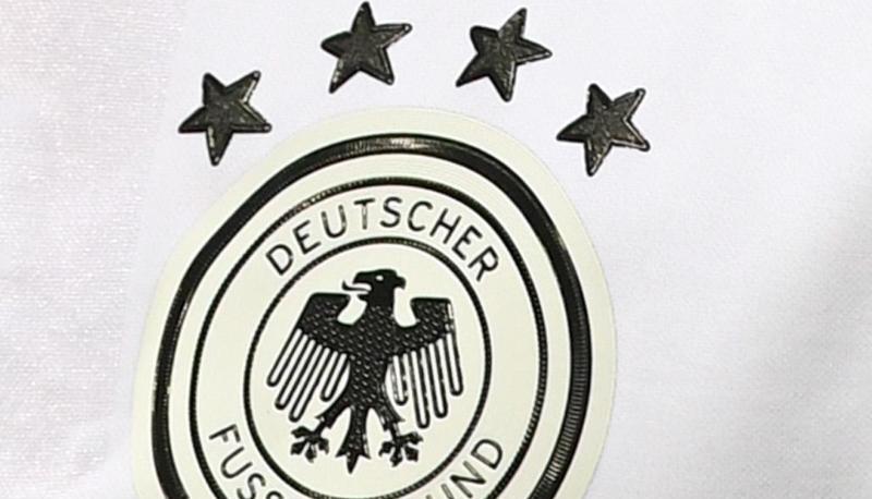 Emblem auf den Trikots der deutschen Fußball-Nationalmannschaft. Foto: Federico Gambarini