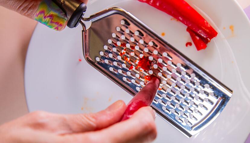 Die gefrorene Chilischote lässt sich leichter reiben und spritzt dabei weniger. Die gefrorene Chilischote lässt sich leichter reiben und spritzt dabei weniger.