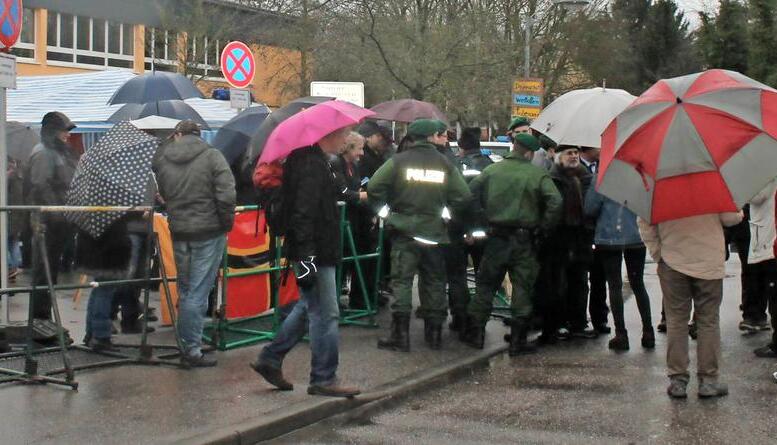 Die Kundgebung war schon fast vorbei, da musste die Polizei doch noch die Situation zwischen Rechten und Gegendemonstranten beruhigen.Foto: Bettina Hachenberg