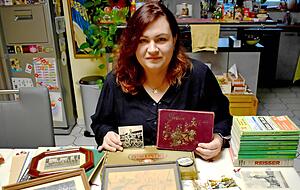 Ein Stapel von Stadtadressbüchern, Fotos und Postkarten bildet das Startkapital von Wibke Wirths historischer Sammlung. Diese wächst nun virtuell weiter, indem Facebook-Nutzer eigene Bilder in ihrer Gruppe hochladen.
Foto: Torsten Büchele Ein Stapel von Stadtadressbüchern, Fotos und Postkarten bildet das Startkapital von Wibke Wirths historischer Sammlung. Diese wächst nun virtuell weiter, indem Facebook-Nutzer eigene Bilder in ihrer Gruppe hochladen.
Foto: Torsten Büchele
