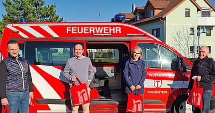 Es gibt nicht Gutes, außer man tut es: Neuensteins Bürgermeister Karl Michael Nicklas (Zweiter von links ) und seine Mitstreiter bringen Hilfsgüter nach Polen.
Foto: privat