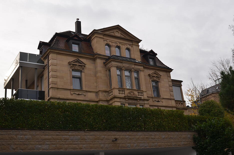 Villa in der Bismarckstraße 54 entstand 1896 nach Plänen von Theodor Moosbrugger. Sie wurde als repräsentatives dreigeschossiges Wohnhaus für den Heilbronner Kaufmanns und Kommunalpolitikers Christian Herrmann errichtet. Villa in der Bismarckstraße 54 entstand 1896 nach Plänen von Theodor Moosbrugger. Sie wurde als repräsentatives dreigeschossiges Wohnhaus für den Heilbronner Kaufmanns und Kommunalpolitikers Christian Herrmann errichtet.