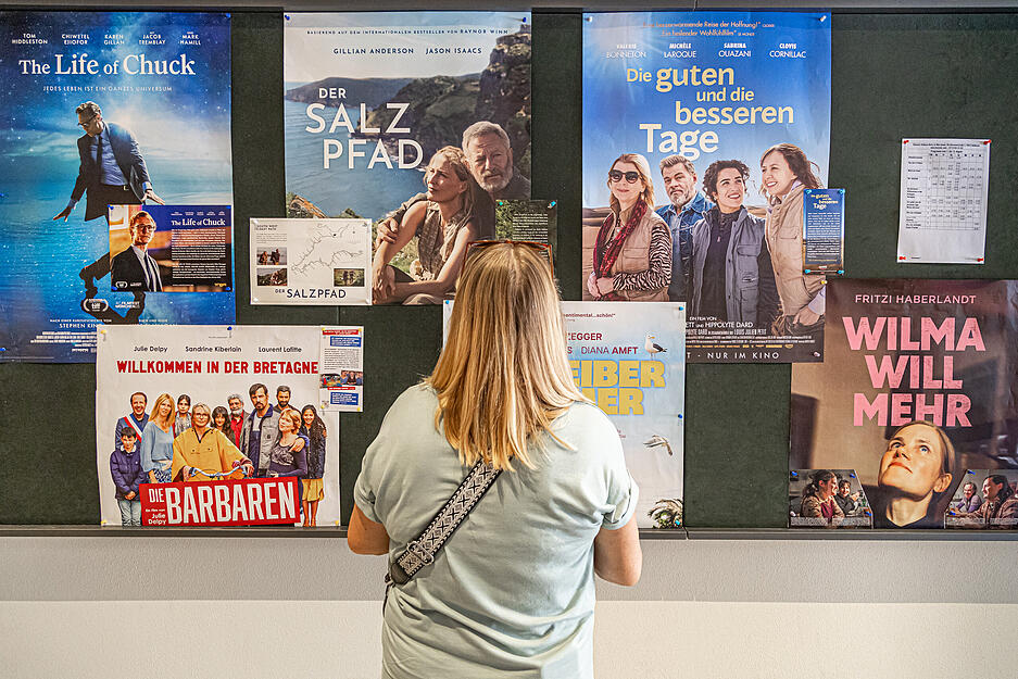 Filmplakate versprechen die große, weite Kinowelt. Filmplakate versprechen die große, weite Kinowelt.