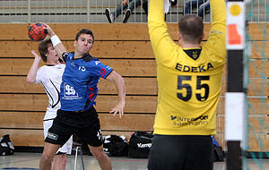 Sieben Jahre lang ist Jan Schenk als Linksau&szlig;en f&uuml;r die Sport-Union Neckarsulm aufgelaufen und feierte am Pichterich unter anderem den Aufstieg in die damalige Baden-W&uuml;rttemberg Oberliga. Hier ist er im September 2015 im HVW-Pokal gegen den SKV Oberstenfeld im Einsatz.