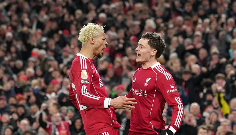 Liverpools Hugo Ekitik&eacute; (l) und Florian Wirtz feiern den Sieg gegen Newcastle United.