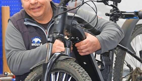 Fahrzeug f&uuml;r gr&ouml;beres Gel&auml;nde: Roland Br&uuml;stle aus Eppingen macht ein E-Mountainbike fit.