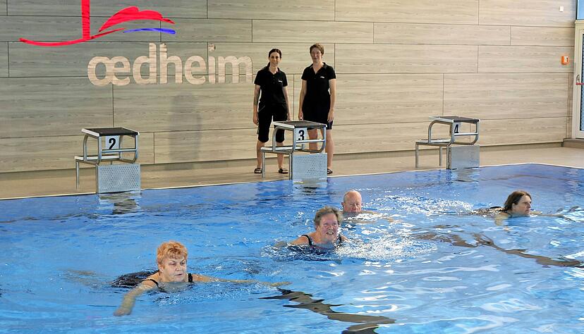 Inge Grimm (von links) , Ursula Rau, ihr Bruder Heinz sowie Elisabeth Kluge schwimmen unter den wachen Augen von Nicole Walter (links) und Tanja Steinr&uuml;ck.