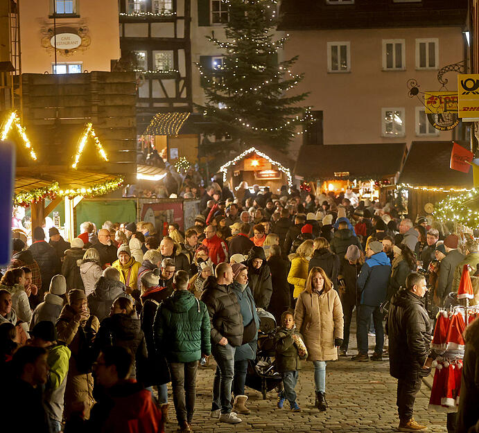 Noch bis zum Sonntagabend lädt der Altdeutsche Weihnachtsmarkt in die historische Altstadt ein. Noch bis zum Sonntagabend lädt der Altdeutsche Weihnachtsmarkt in die historische Altstadt ein.