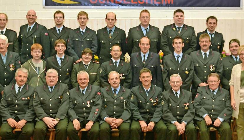 Viele Gundelsheimer Feuerwehrleute wurden bei der Jahreshauptversammlung befördert oder geehrt. Bürgermeisterin Heike Schokatz lobte das &quot;funktionierende Miteinander&quot;.Foto: Peter Klotz