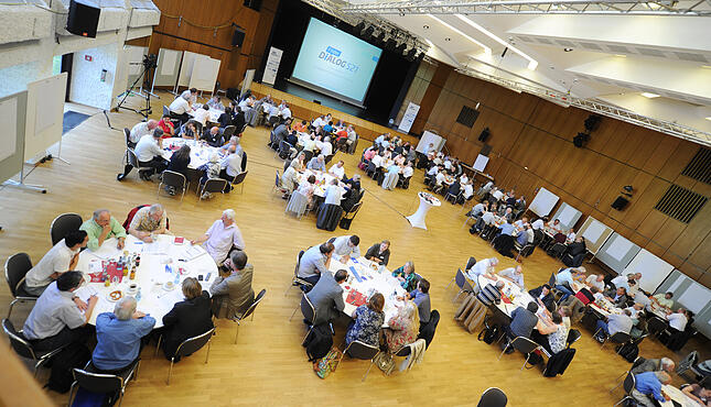 ARCHIV - Die Teilnehmer des so genannten Filderdialogs beraten am (16.06.2012) in Leinfelden-Echterdingen. Beim Filderdialog beraten Bürger und Experten über mögliche alternative Stuttgart-21-Trassenvarianten rund um den Landesflughafen. 80 Bürger hatte die baden-württembergische grün-rote Landesregierung beim Filderdialog zum Bahnprojekt Stuttgart 21 dabeihaben wollen. 80 wurden es nie. Fünf meldeten sich am Anfang auf die Anschreiben, ein erster Starttermin für das Prestigeprojekt zur Bürgerbeteiligung platzte. Tausende Briefe später gingen rund 70 Bürger in die Gespräche. Foto: Franziska Kraufmann dpa/lsw (Zu lsw Korr: «Wenn die «Politik des Gehörtwerdens» auf stumme Bürger trifft» vom 15.07.2012) +++ dpa-Bildfunk +++ ARCHIV - Die Teilnehmer des so genannten Filderdialogs beraten am (16.06.2012) in Leinfelden-Echterdingen. Beim Filderdialog beraten Bürger und Experten über mögliche alternative Stuttgart-21-Trassenvarianten rund um den Landesflughafen. 80 Bürger hatte die baden-württembergische grün-rote Landesregierung beim Filderdialog zum Bahnprojekt Stuttgart 21 dabeihaben wollen. 80 wurden es nie. Fünf meldeten sich am Anfang auf die Anschreiben, ein erster Starttermin für das Prestigeprojekt zur Bürgerbeteiligung platzte. Tausende Briefe später gingen rund 70 Bürger in die Gespräche. Foto: Franziska Kraufmann dpa/lsw (Zu lsw Korr: «Wenn die «Politik des Gehörtwerdens» auf stumme Bürger trifft» vom 15.07.2012) +++ dpa-Bildfunk +++