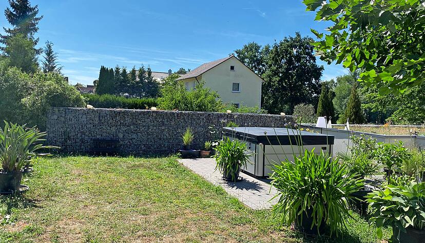Bewohner der Oedheimer Straße in Bad Friedrichshall wehren sich gegen die Bebauung ihres Nachbargrundstücks. Das geplante Acht-Parteien-Haus reiche später bis zum Ende der Gabionenwand (am linken Bildrand) .
Foto: Katharina Müller Bewohner der Oedheimer Straße in Bad Friedrichshall wehren sich gegen die Bebauung ihres Nachbargrundstücks. Das geplante Acht-Parteien-Haus reiche später bis zum Ende der Gabionenwand (am linken Bildrand) .
Foto: Katharina Müller