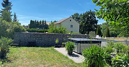 Bewohner der Oedheimer Stra&szlig;e in Bad Friedrichshall wehren sich gegen die Bebauung ihres Nachbargrundst&uuml;cks. Das geplante Acht-Parteien-Haus reiche sp&auml;ter bis zum Ende der Gabionenwand (am linken Bildrand) .
Foto: Katharina M&uuml;ller