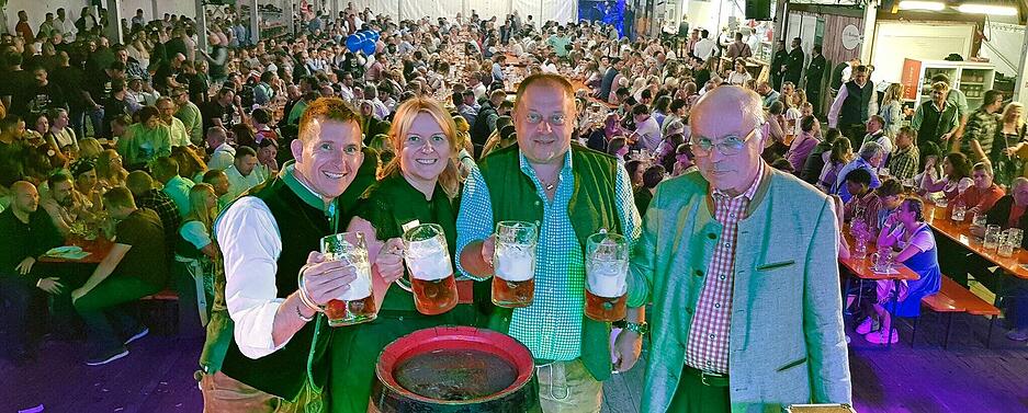 Fass erfolgreich abgestochen (von links): Bürgermeister Stefan Neumann, Renate Kilb, (Stadtverwaltung), Festwirt Roland Rachinger und Klaus Wunderlich von der Herbsthäuser Brauerei.
Foto: privat