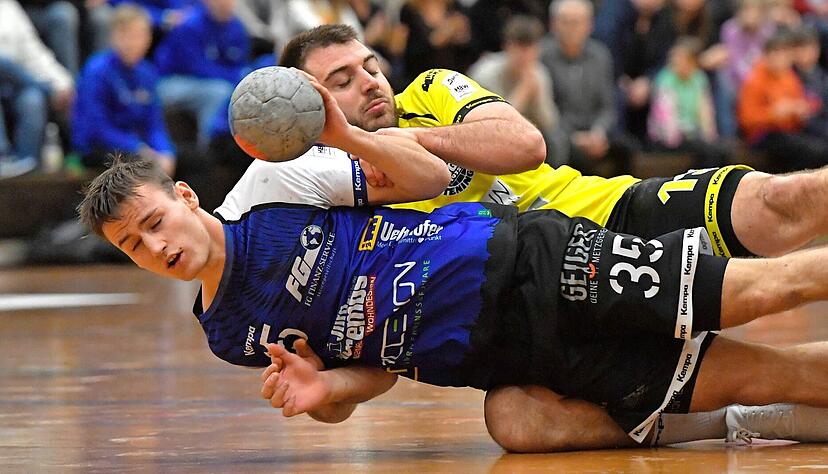 Zupackende Gäste: Der TSV Weinsberg mit Tim Titzmann (vorne, im Duell mit Fabrizio Spinner) ging in der zweiten Hälfte gegen die SG Köndringen/Teningen unter.
Foto: Mario Berger