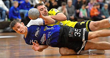 Zupackende Gäste: Der TSV Weinsberg mit Tim Titzmann (vorne, im Duell mit Fabrizio Spinner) ging in der zweiten Hälfte gegen die SG Köndringen/Teningen unter.
Foto: Mario Berger Zupackende Gäste: Der TSV Weinsberg mit Tim Titzmann (vorne, im Duell mit Fabrizio Spinner) ging in der zweiten Hälfte gegen die SG Köndringen/Teningen unter.
Foto: Mario Berger
