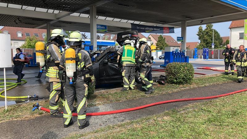 An der Aral-Tankstelle in Neckarsulm steht am Mittwochvormittag ein Auto in Flammen. Die Feuerwehr r&uuml;ckt aus, f&uuml;r den Einsatz muss die B27 zeitweise voll gesperrt werden.