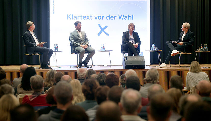 Frank Wittmer (links) und Daniel Hagmann (rechts) fühlen den Bürgermeisterkandidaten Tobias Kniel und Sandra Schöll beim Stimme-Forum auf den Zahn.