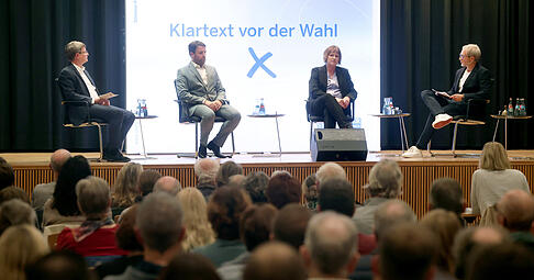 Frank Wittmer (links) und Daniel Hagmann (rechts) fühlen den Bürgermeisterkandidaten Tobias Kniel und Sandra Schöll beim Stimme-Forum auf den Zahn.