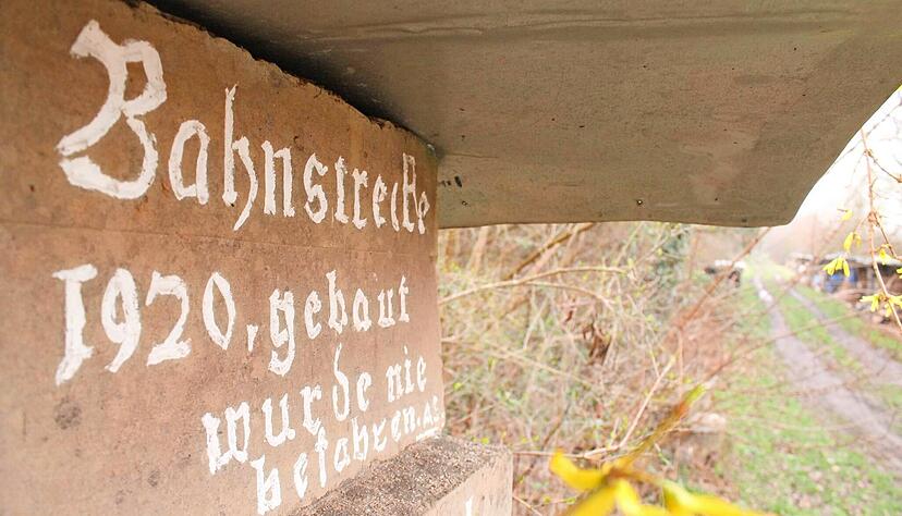 Bei Oberderdingen-Großvillars erinnert ein Schild an die Bahnstrecke, die Bretten mit dem Zabergäu und Heilbronn verbinden sollte.
Fotos: Alexander Hettich