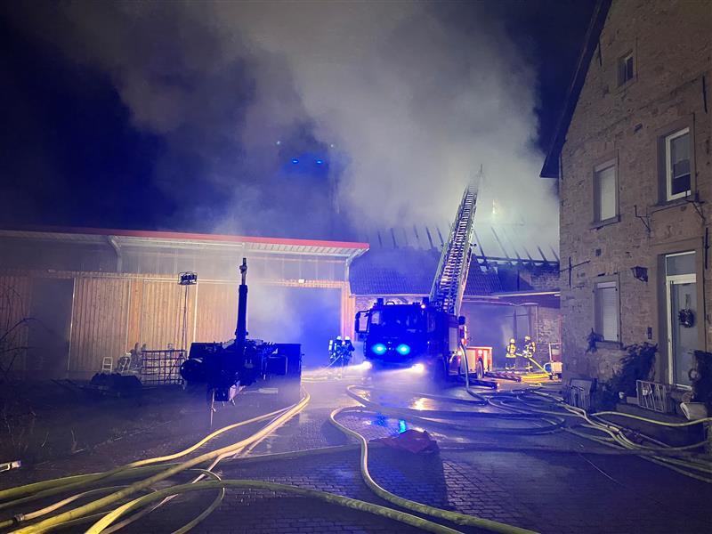 Die Flammen des Scheunenbrandes sind gelöscht. Doch Rauch steigt noch aus dem Dachstuhl auf. Die Flammen des Scheunenbrandes sind gelöscht. Doch Rauch steigt noch aus dem Dachstuhl auf.