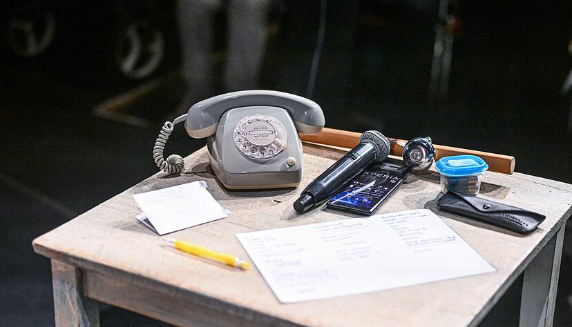 Auch Telefonate wurden nachgestellt.