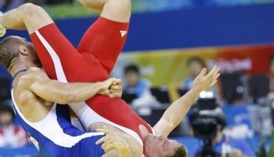 Mirko Englich (rot) wird von Aslanbek Chuschtow auf die Matte geworfen.