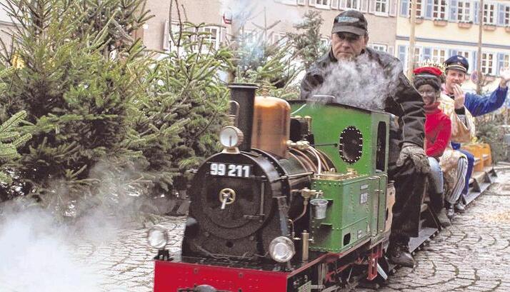 Mit einer fauchenden Dampflok hielten Jim Knopf, Lukas, der Lokomotivführer, und König Alfons der Viertelvorzwölfte Einzug auf dem Öhringer Weihnachtsmarkt. Bei der Eröffnung drehte sich alles um die Fantasiefiguren des Autors Michael Ende.