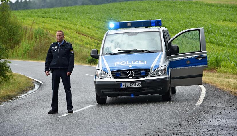 Die Polizei riegelt die Zufahrt zum "Hofgut Sassen" in Schlitz, ab. Der Sohn von Schrauben-Milliardär Reinhold Würth ist in Osthessen entführt worden, nach kurzer Zeit aber wieder freigekommen. Fotos: dpa Die Polizei riegelt die Zufahrt zum "Hofgut Sassen" in Schlitz, ab. Der Sohn von Schrauben-Milliardär Reinhold Würth ist in Osthessen entführt worden, nach kurzer Zeit aber wieder freigekommen. Fotos: dpa
