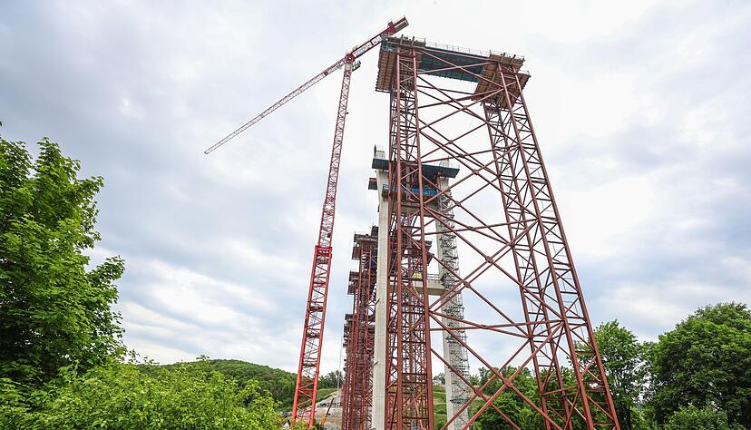 Drei Menschen streben als eine Arbeitsgondel in die Tiefe stürzt - nun laufen die Ermittlungen weiter. Drei Menschen streben als eine Arbeitsgondel in die Tiefe stürzt - nun laufen die Ermittlungen weiter.