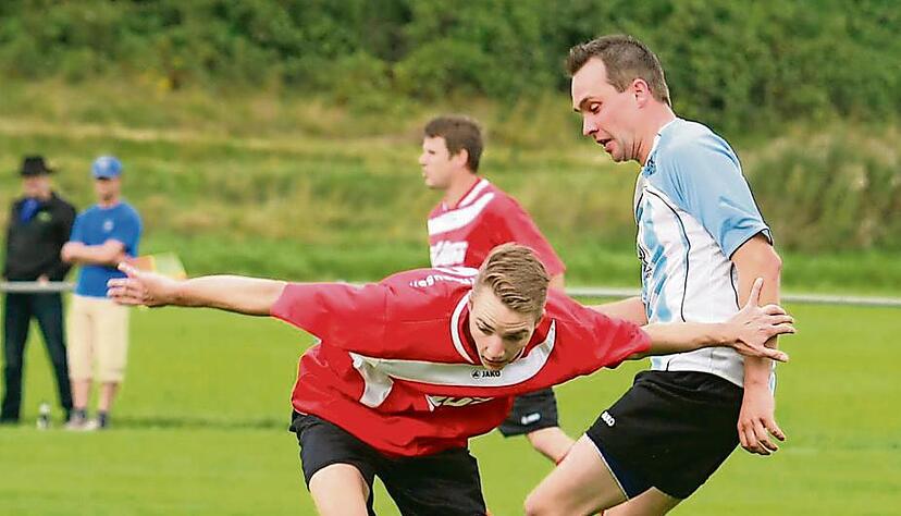 In der Anfangsphase des Jagsttalderbys dominierte der SV Westernhausen mit Robin Geiselhardt (links) , der auch das 2:0 erzielte, gegen den Aufsteiger Hohebach. Doch die Gäste drehten die Partie noch und gewannen 3:2.Foto: Kurt Gesper In der Anfangsphase des Jagsttalderbys dominierte der SV Westernhausen mit Robin Geiselhardt (links) , der auch das 2:0 erzielte, gegen den Aufsteiger Hohebach. Doch die Gäste drehten die Partie noch und gewannen 3:2.Foto: Kurt Gesper