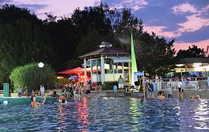 Mitternachtsschwimmen im renovierten Solefreibad.
Foto: Archiv/Winkler Mitternachtsschwimmen im renovierten Solefreibad.
Foto: Archiv/Winkler