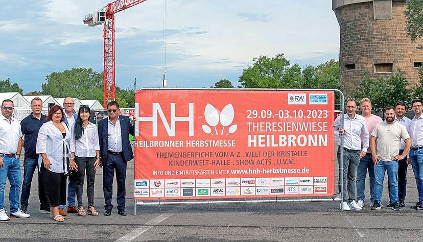 Veranstalter Ramona und Dieter Link mit Sponsoren und Ausstellern und dem HMG-Geschäftsführer Steffen Schoch.
Foto: Mario Berger Veranstalter Ramona und Dieter Link mit Sponsoren und Ausstellern und dem HMG-Geschäftsführer Steffen Schoch.
Foto: Mario Berger